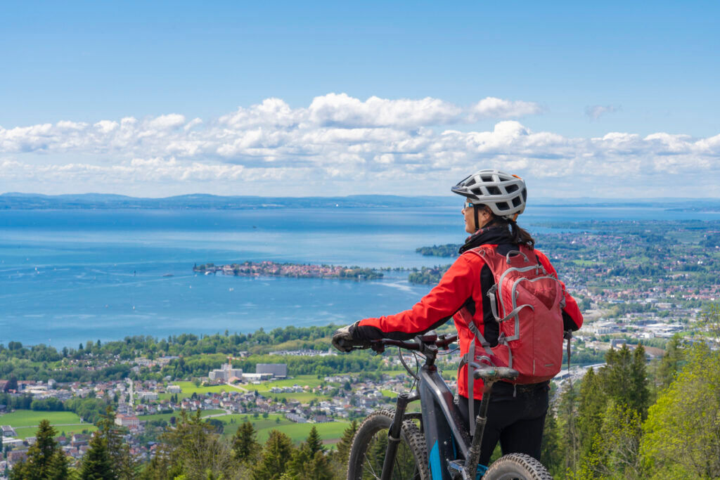 frau mit fahrrad am bodensee